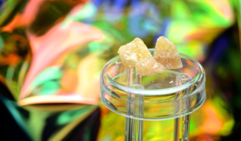 CBD Wax ist ein hoch dosiertes Produkt aus Cannabidiol, das aus der Hanfpflanze gewonnen wird