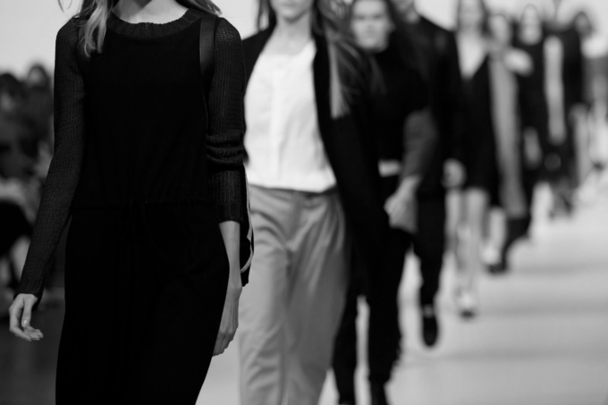 FASHION-WEAK DURING FASHION WEEK: EIN BLICK AUF FASHION UND NACHHALTIGKEIT UND EIN MATERIAL DAS (NOCH) NICHT MITSPIELT